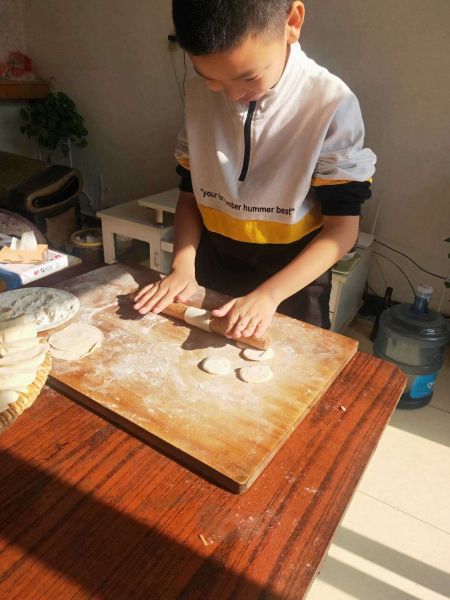 七一李金雨擀饺子皮